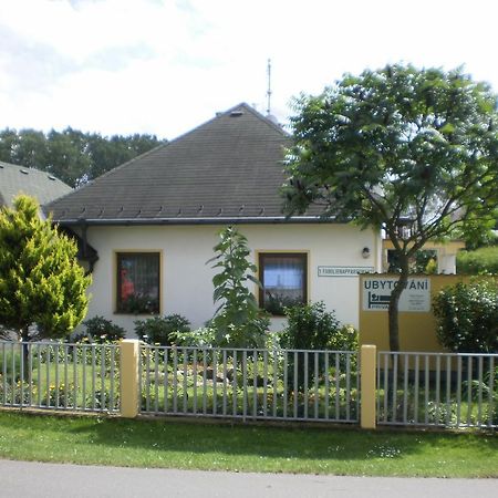 Privat Buk 100 Lägenhet Jindřichŭv Hradec Exteriör bild